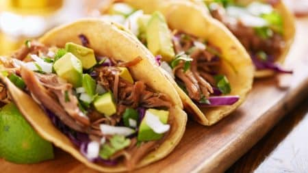 tacos-carnitas con salsa